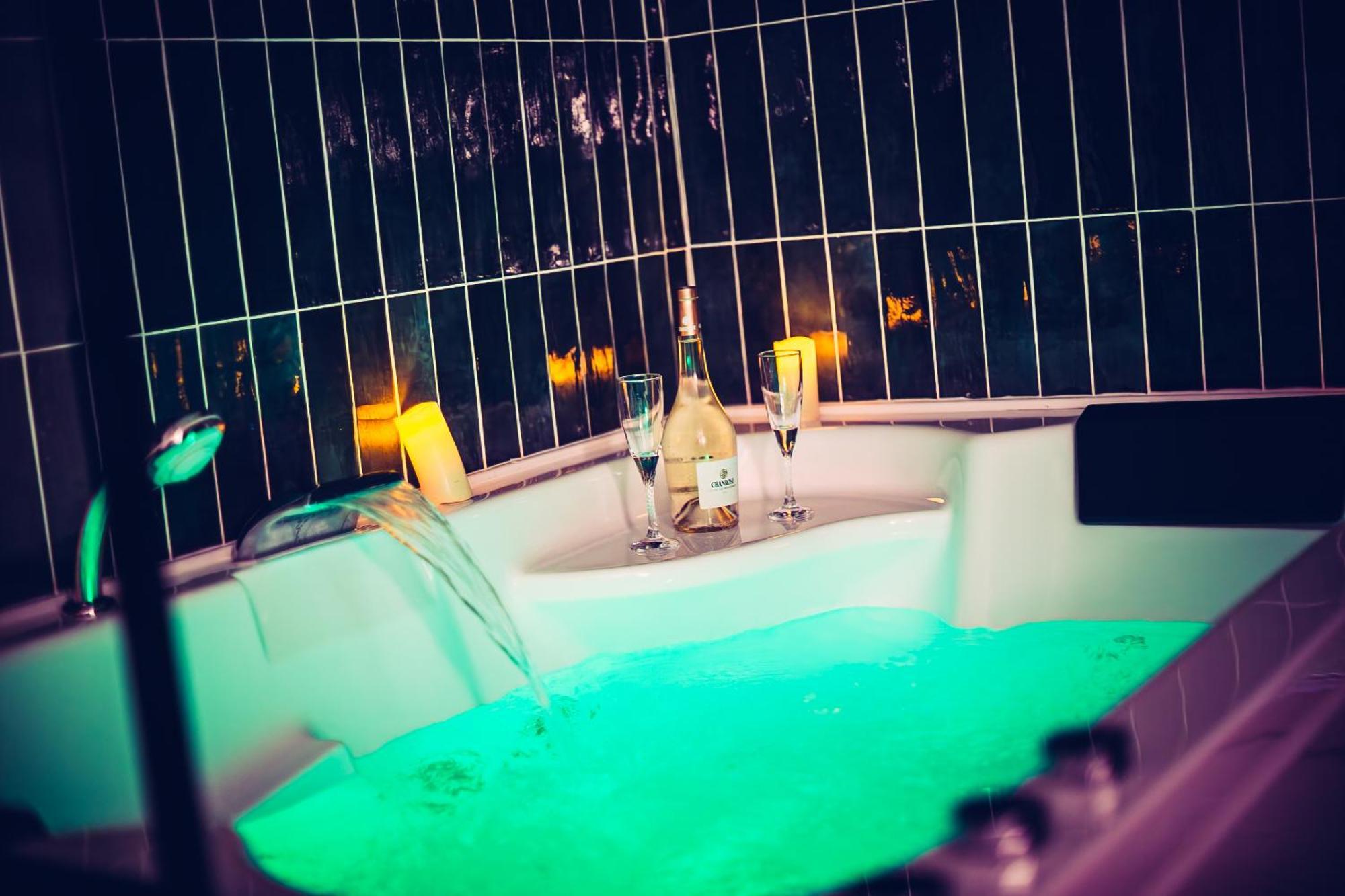 Love Room Du Mont D'Or - Baignoire Spa - Minibar Offert Marseille Eksteriør billede